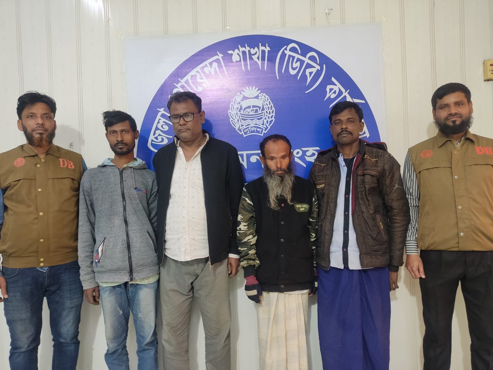 ডিবির  অভিযানে ৫০০ গ্রাম গাঁজা ও ১০০ পিস ইয়াবাসহ আটক-৪
