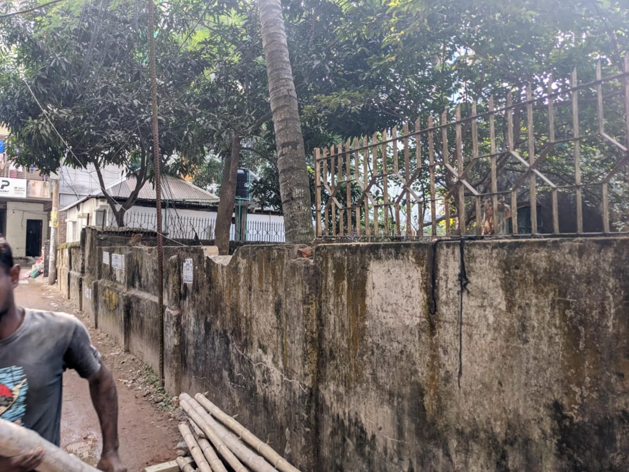 সিটি করপোরেশন সংলগ্ন প্রত্নতত্ব জাদুঘরের দেয়ালের ৩০ ফুট গ্রীল চুরি!
