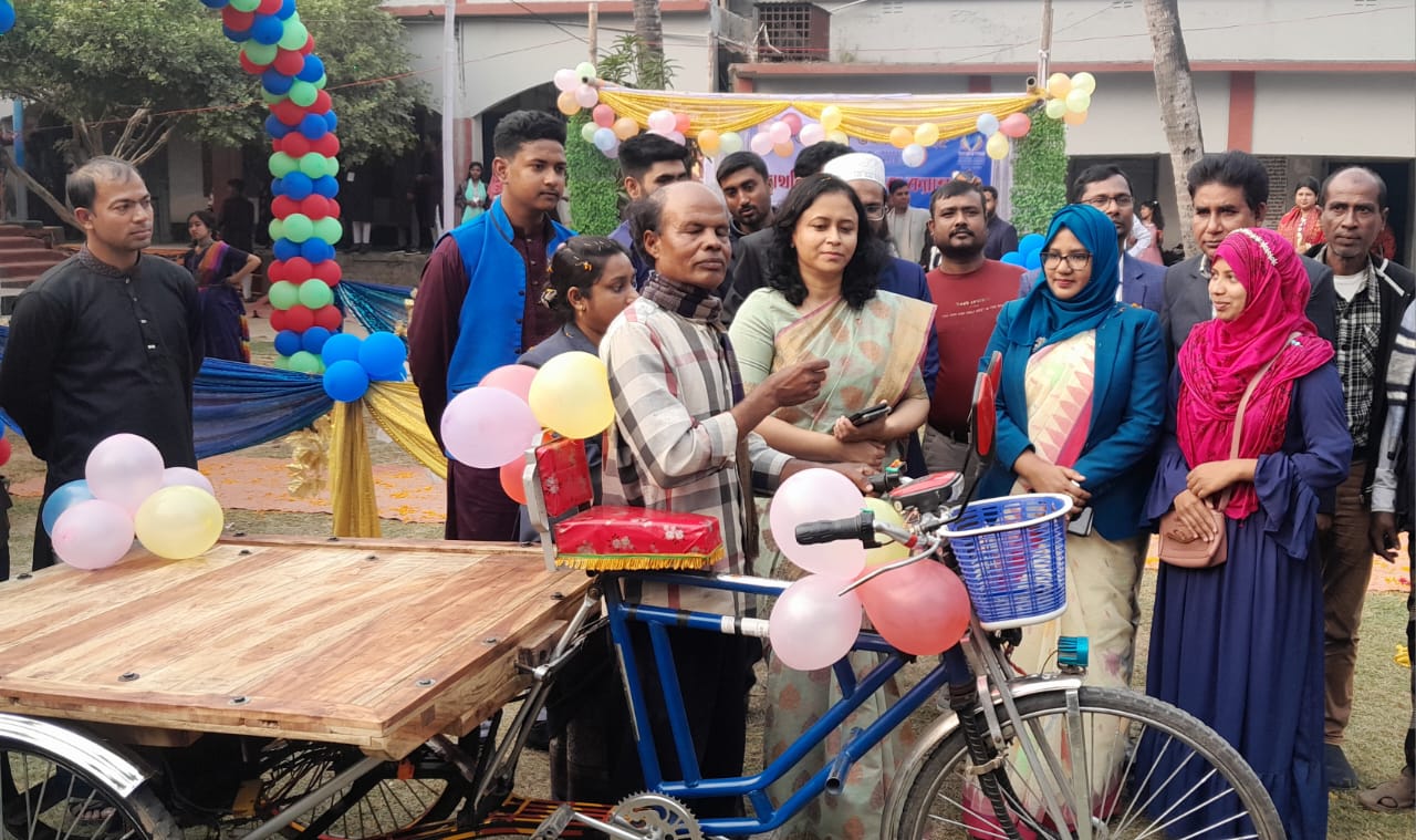 ডিম বিক্রেতা চবি শিক্ষার্থী টুম্পার পাশে নাটোরে ডিসি