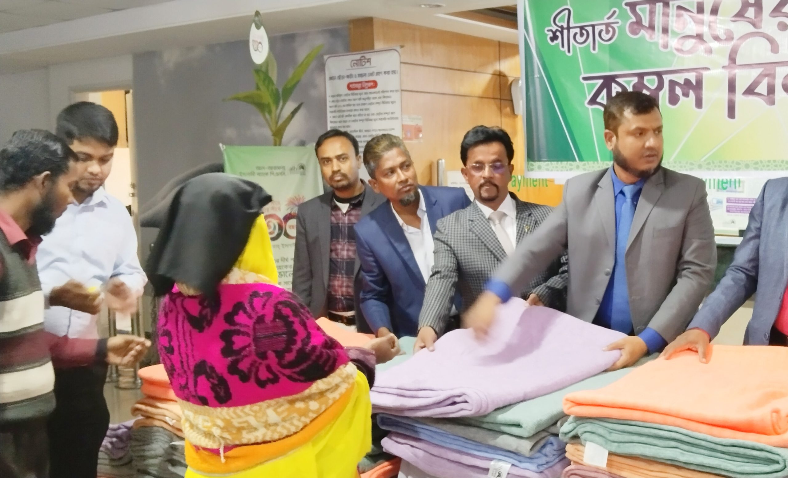 শরণখোলার ৪’শ শীতার্ত মানুষের মাঝে কম্বল বিতরণ