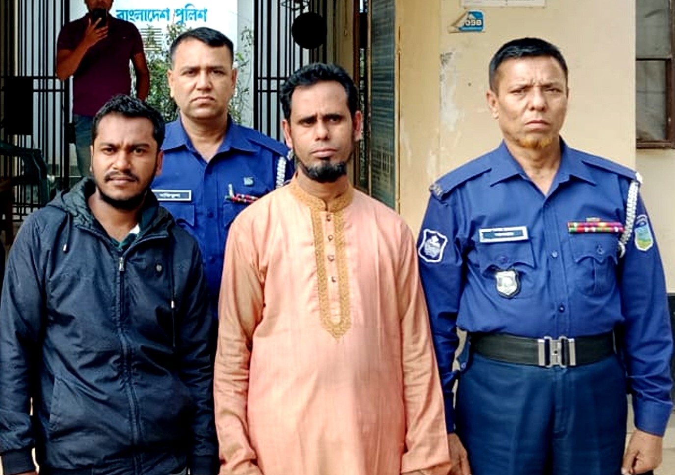 পুলিশকে জিম্মি করে আসামি ছিনতাই আটক ২