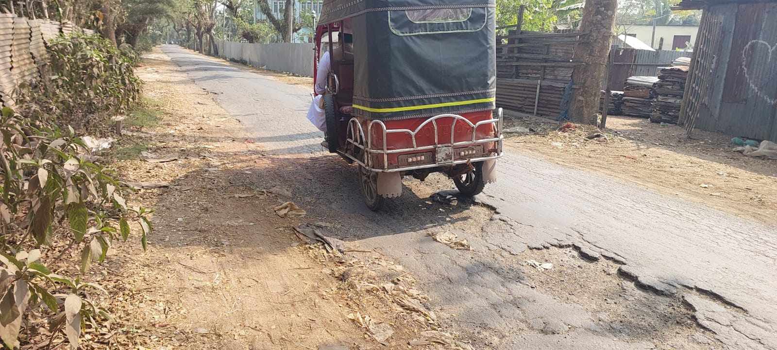শরণখোলায় আঞ্চলিক মহাসড়ক ভাঙা থাকায় প্রতিনিয়ত দুর্ঘটনায় জনদুর্ভোগ