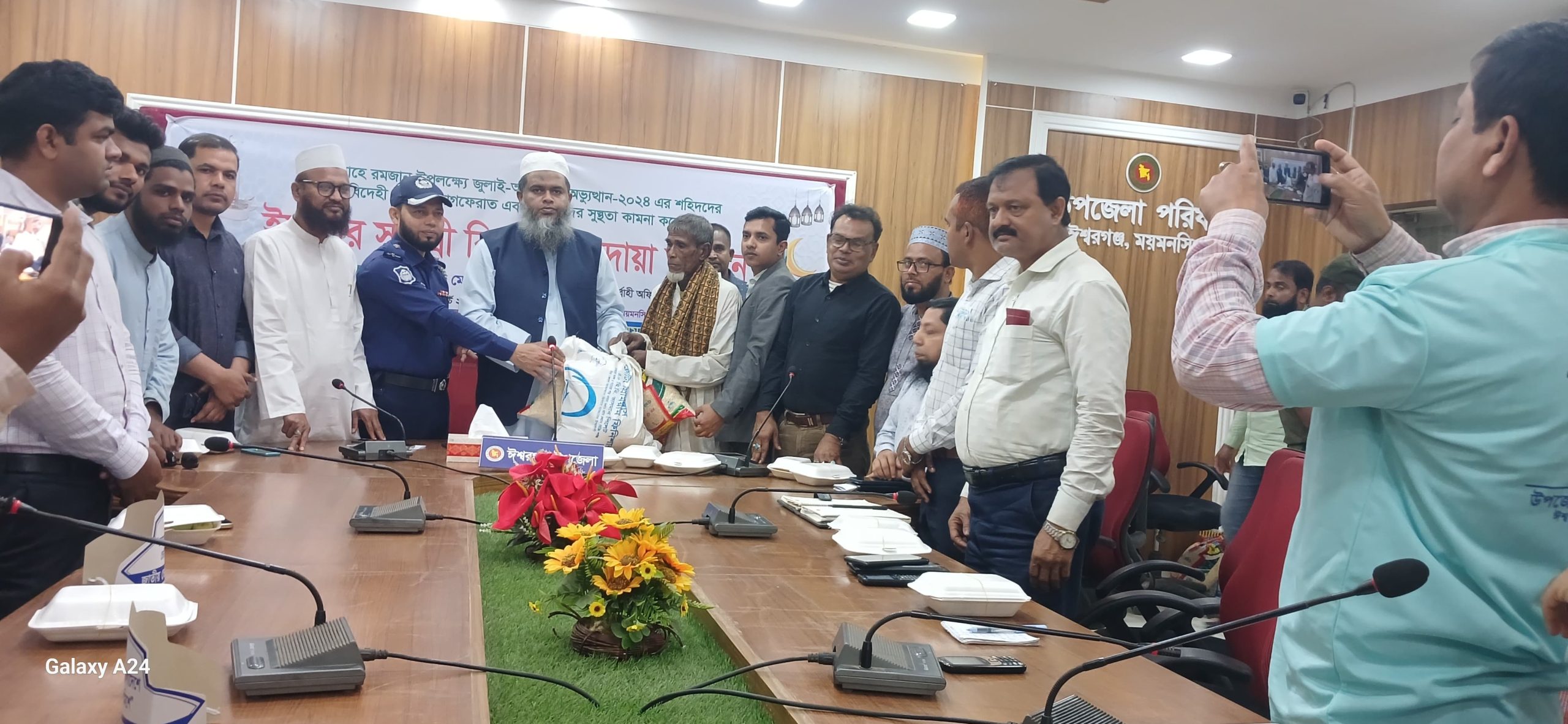 জুলাই বিপ্লবে শহীদ ও আহত পরিবারের মাঝে ইফতার সামগ্রী বিতরণ