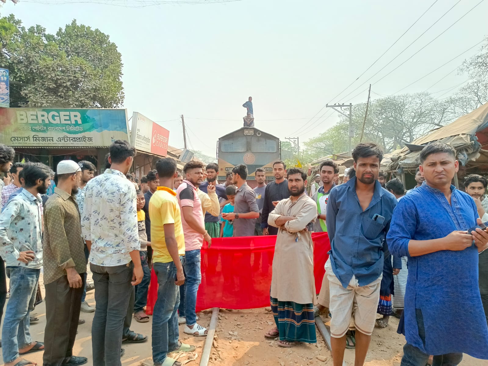 ফরমফিলাপের অতিরিক্ত টাকা আদায়ে ছাত্র-ছাত্রীরা প্রতিবাদ করে রেললাইন অবরোধ