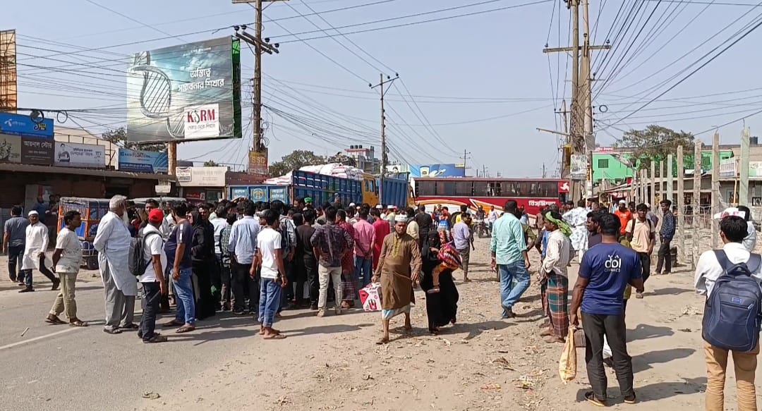 জামালপুরে তিন ঘন্টা সড়ক অবরোধ করে বিক্ষোভ, বাস-সিএনজি চলাচল বন্ধ ঘোষণা