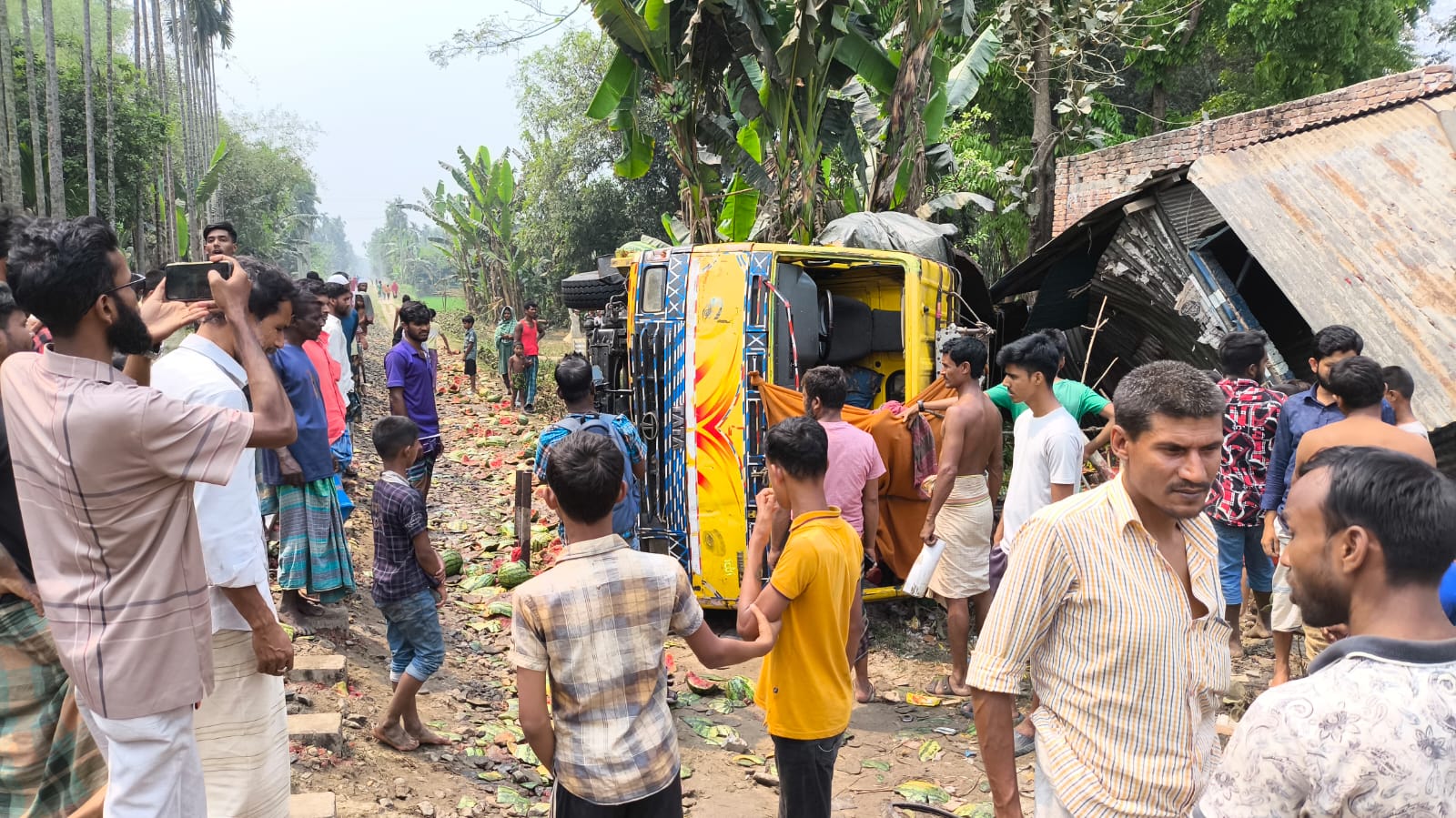 জামালপুরে ট্রেন ও ট্রাকের সংঘর্ষ, আহত ৩