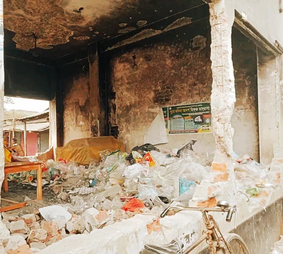 তারাকান্দায় আওয়ামীলীগের দলীয় কার্যালয় এখন ময়লা-আবর্জনার স্তুপ, আত্মাগোপনে নেতাকর্মীরা