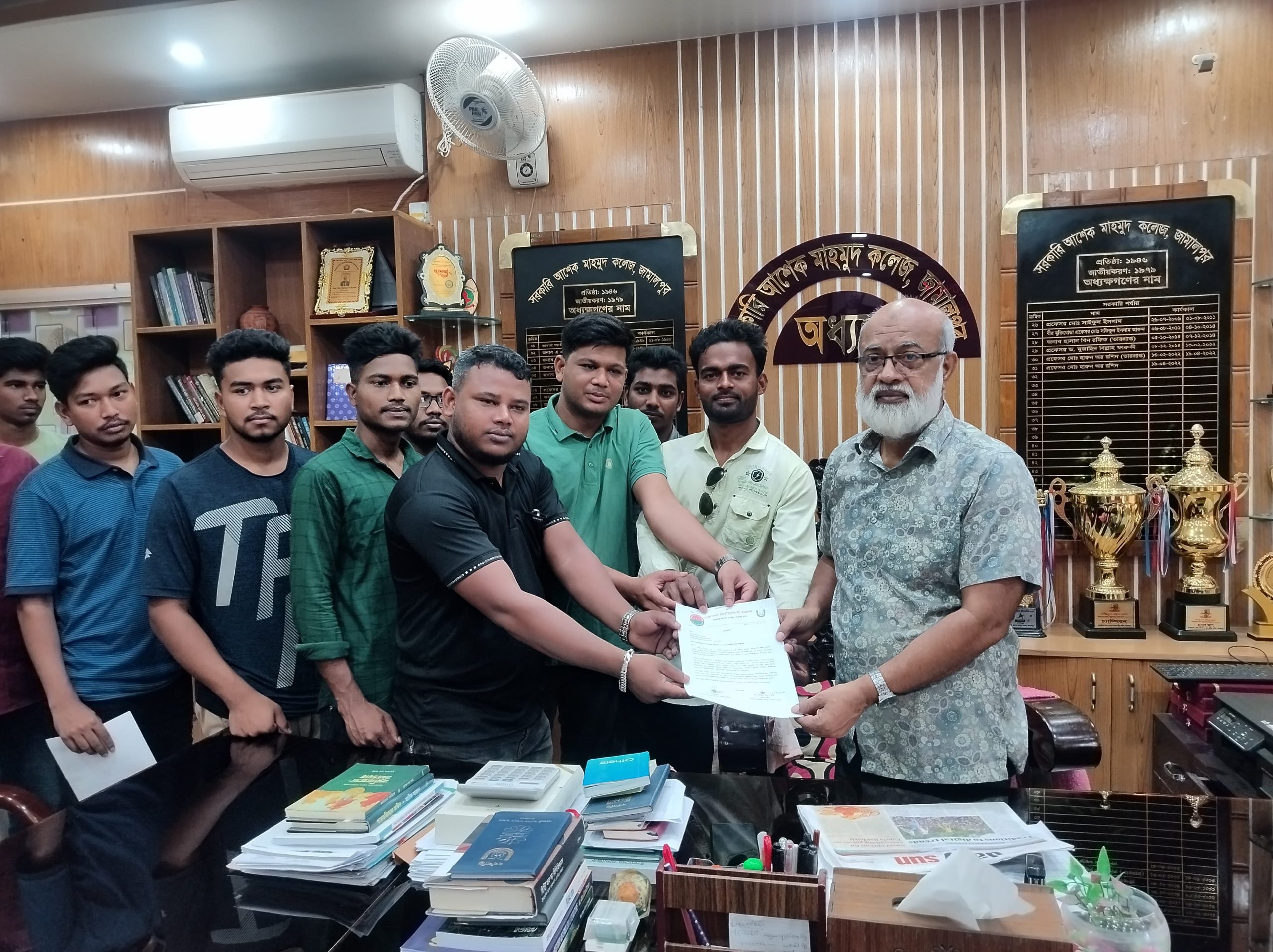 জামালপুরে সরকারি আশেক মাহমুদ কলেজের বাস সার্ভিস চালুর অনুরোধে স্মারকলিপি প্রদান