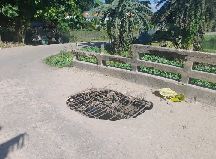 তারাকান্দায় ব্রিজের পাটাতন ভেঙ্গে যাওয়াতে ভারী যানবাহন চলাচল বন্ধ