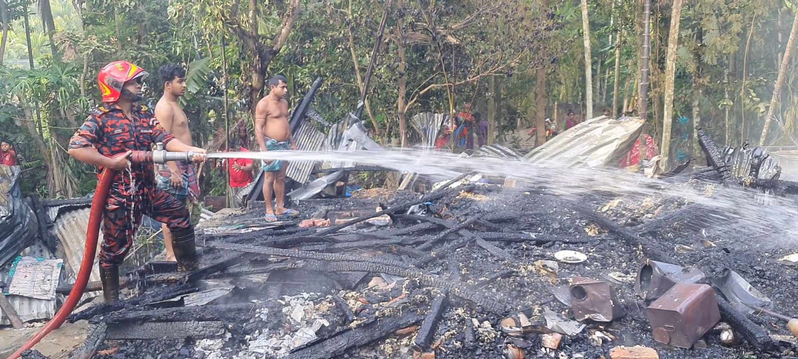 শরণখোলায় আগুনে পুড়ে পাশাপাশি থাকা দুই পরিবারের দুই ঘরের সবকিছু পুড়ে ছাই