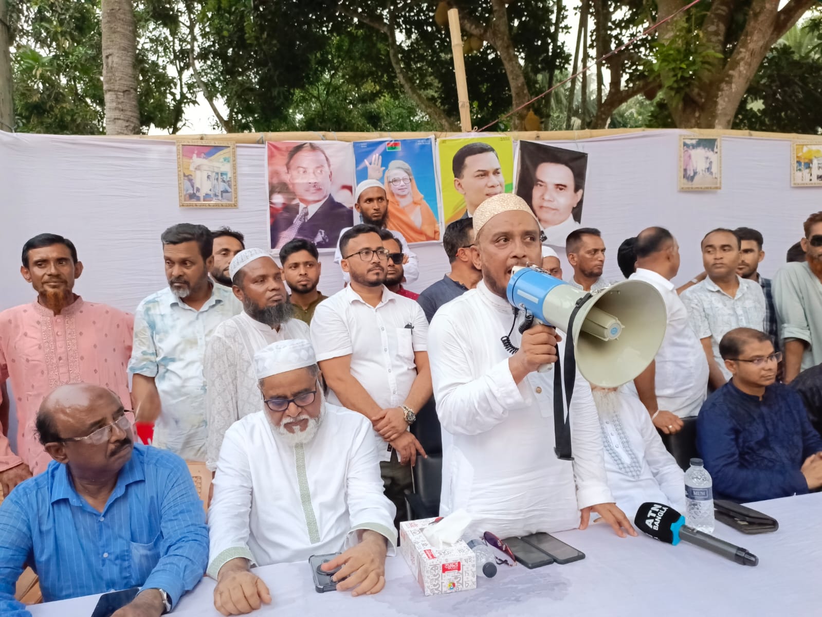 গফরগাঁওয়ে বিএনপির আহবায়ক  নাজমুল হকের কবর জিয়ারত করলেন জেলা বিএনপির নেতৃবৃন্দ
