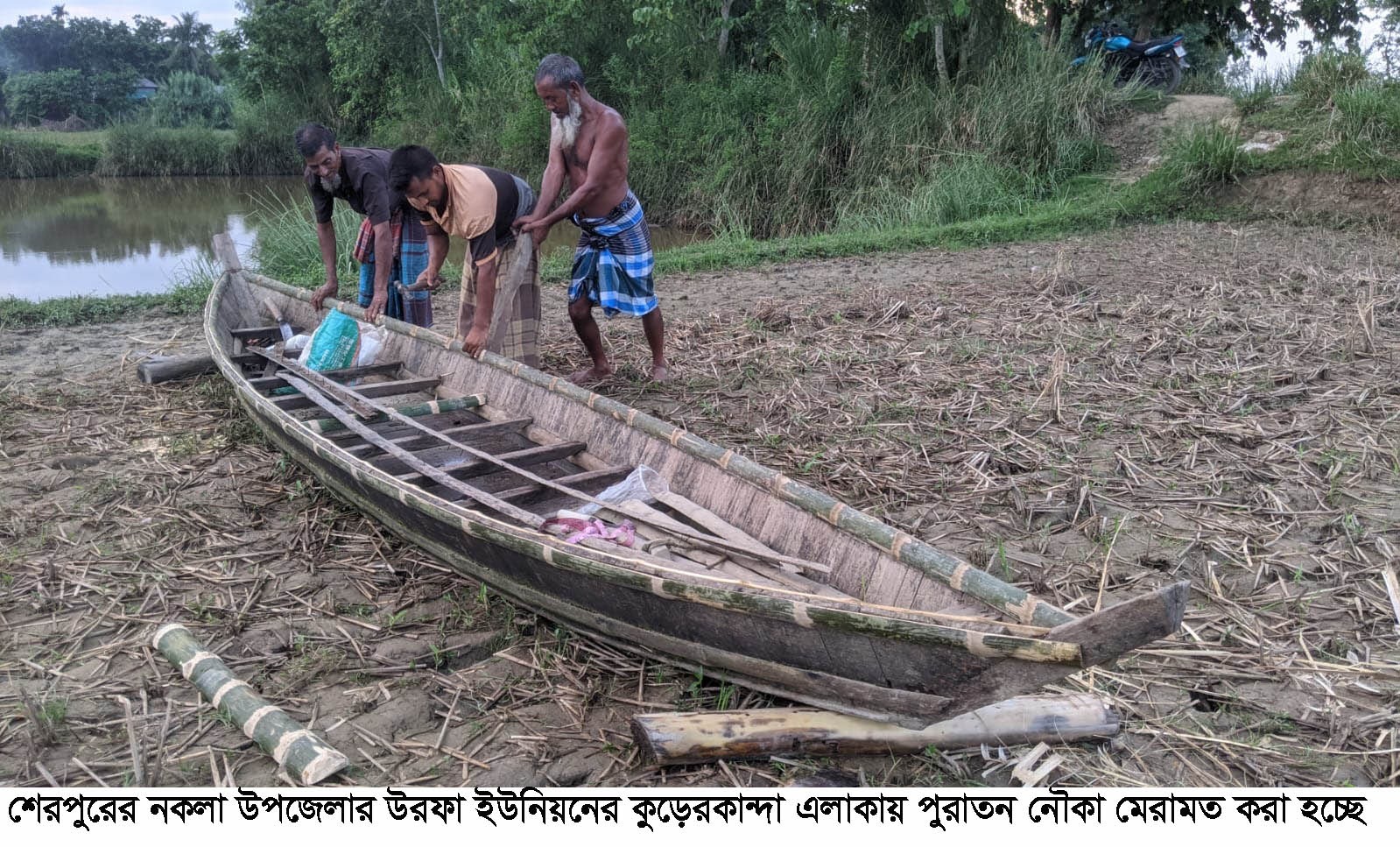 নকলায় নৌকা তৈরি ও মেরামতে ব্যস্ত সময় পার করছেন কারিগররা
