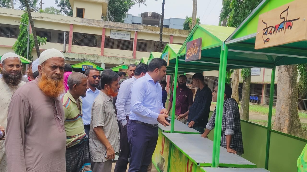 ভালুকায় ২৬ জনকে টি স্টল হস্তান্তর