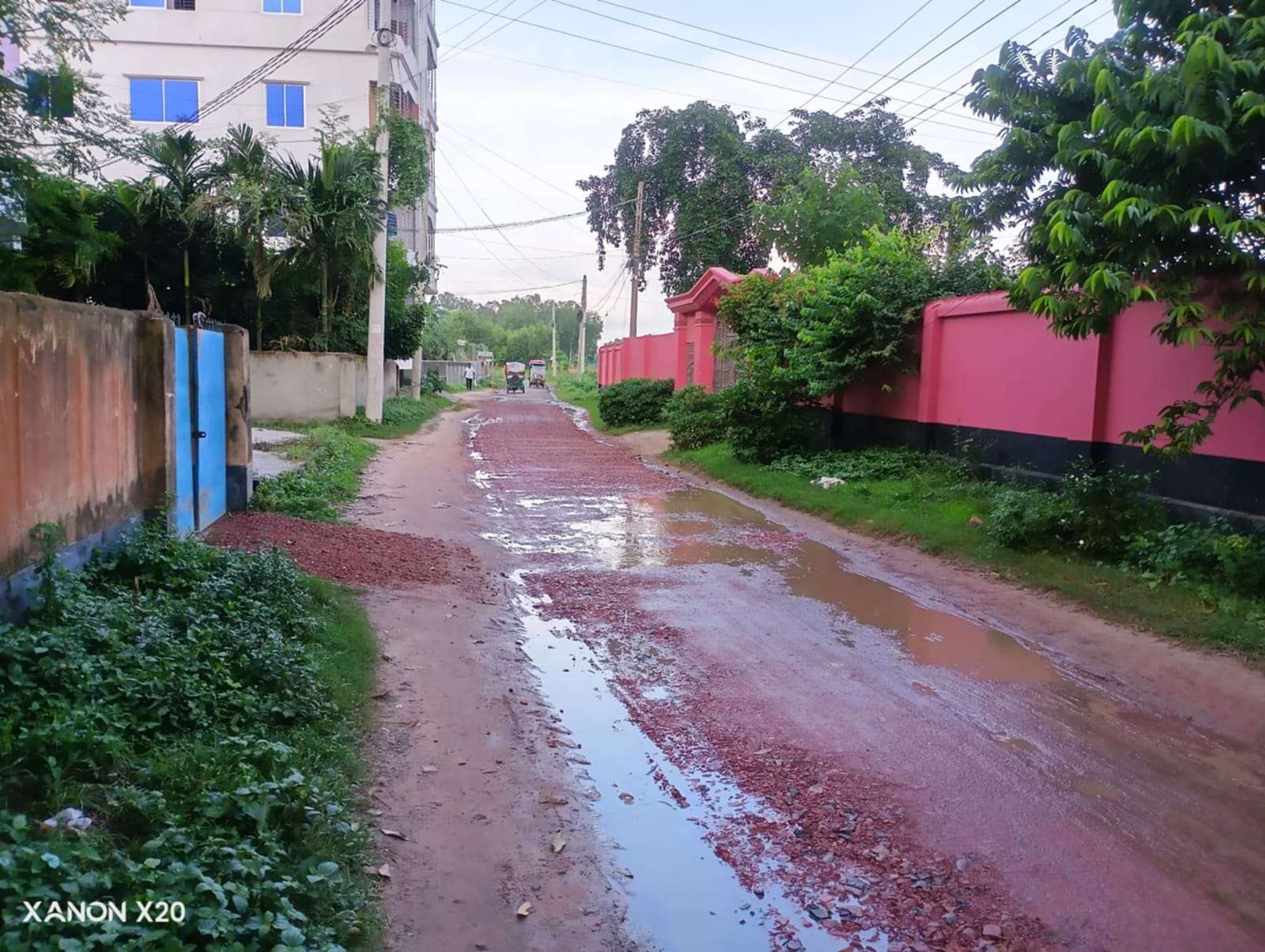 দিনাজপুরের বিরামপুরে চাঁদপুর-পলাশবাড়ী রাস্তার খোয়া নিয়ে দ্বন্দ্বে কলেজ শিক্ষকের প্রকাশ‍্যে চাকু বের করে হুমকি