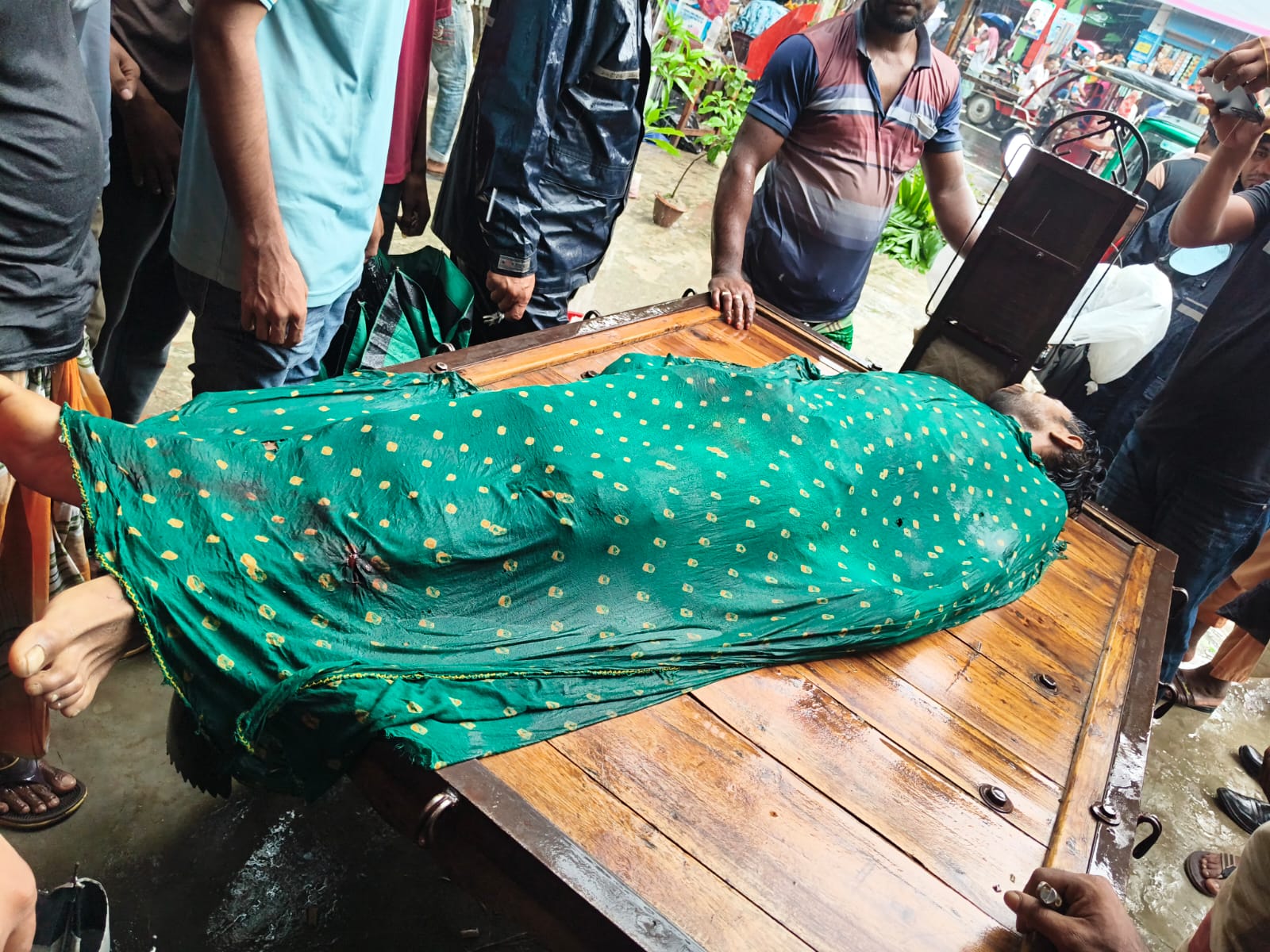 নাটোরে ট্রাকের ধাক্কায় ইজিবাইকের চালক সহ নিহত ৩, আহত ২